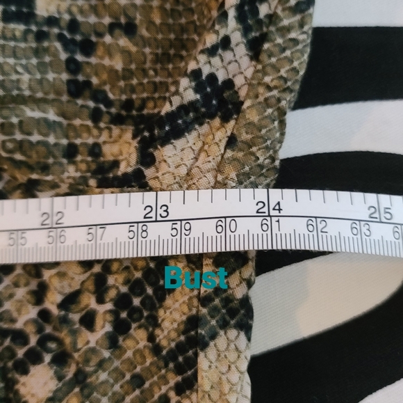 🍒2/$30- Snake Print Tunic - Picture 11 of 14